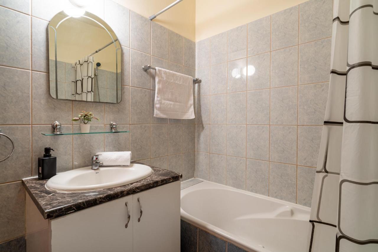 Celine'S 2 Bedrooms Apartment In Larnaca Center ภายนอก รูปภาพ