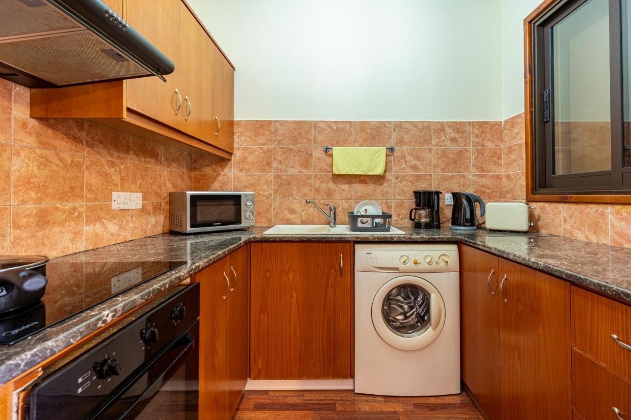 Celine'S 2 Bedrooms Apartment In Larnaca Center ภายนอก รูปภาพ